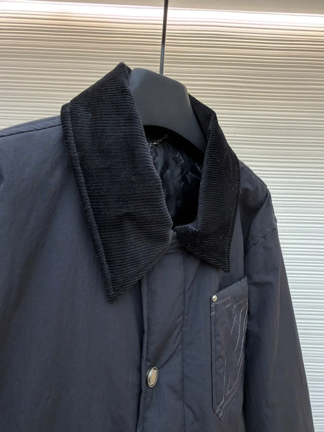 LOUIS VUITTON Corduroy collar waterproof work jacket ●Original version: purchased and developed in 19699 ●Item number: 1681946-C30 ●Fabric: nylon fabric ●Technology: embroidery production ●Color: black ●Version: fitted version ●Weight: about 550 grams ●Size: 44-46-48-50 ●Description: Made of water-repellent nylon blended fabric, the body is made of precision woven craftsmanship to create a matte texture, taking into account both lightness and stiffness. The collar is made of ribbed corduroy-effect leather, which uses trompe l'oeil techniques to simulate the texture of corduroy. It feels soft and has a retro look. The chest patch pocket adopts double-line topstitch quilting technology, embedded with three-dimensional LV letter embroidery, and reinforced with metal rivets on the edge, which is both decorative and durable. The front is equipped with pearlescent mother-of-pearl buttons, and the metal base is polished and nickel-plated, with a delicate luster and not easily oxidized. The inner lining is Damier jacquard fabric, and the quilting process is filled with light and warm fibers. The cuffs and hem are narrowed with the same fabric. The overall stitching error is controlled within 0.1cm, and the Italian workshop hand-finishes the details. The overall wiring is straight and delicate, the fabric is comfortable and soft, and the color is consistent without color difference. It can be matched with the same style to create a fashionable look and control various occasions. Customized accessories, complete with three standards, same style for men and women!